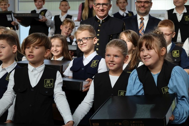 Uczniowie czwartych klas Publicznej Szkoły Podstawowej Sióstr Salezjanek w Jastrzębiu-Zdroju odebrali laptopy, które trafiły do nich w ramach programu "Laptop dla ucznia"