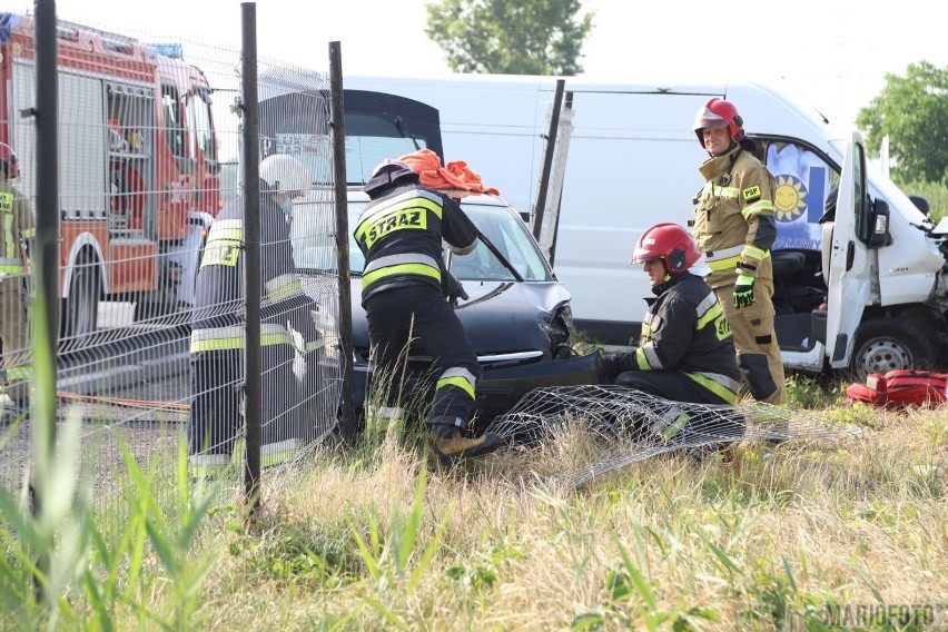 Wypadek na ul. Krapkowickiej w Opolu. Na DK 45 zderzył się bus z autem osobowym. Trzy osoby ranne