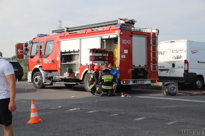 Wypadek na ul. Krapkowickiej w Opolu. Na DK 45 zderzył się bus z autem osobowym. Trzy osoby ranne