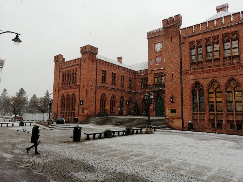 Pierwszy śnieg w centrum Kołobrzegu. Nad Parsętą, na starówce (zdjęcia)