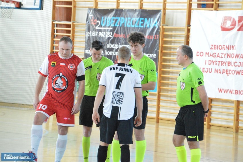 Rawicz. Ostatni mecz debiutanckiego sezonu w wykonaniu Petro-Lawy Futsal Rawicz. Drużyna z Konina zwycięża na hali w Sierakowie [ZDJĘCIA]