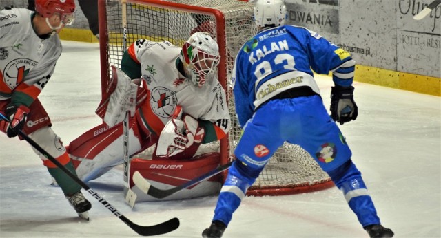 Hokejowy sparing; Re-Plast Unia Oświęcim - Zagłębie Sosnowiec 3:2. Na zdjęciu: Victor Carlsson zdobywa drugiego gola dla oświęcimian, uderzając w tzw. bliższy słupek.