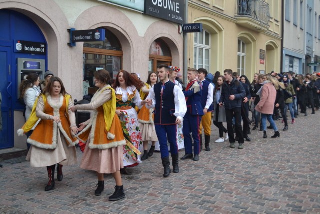 Zabawa po wykonaniu poloneza na lublinieckim rynku 1.02.2019