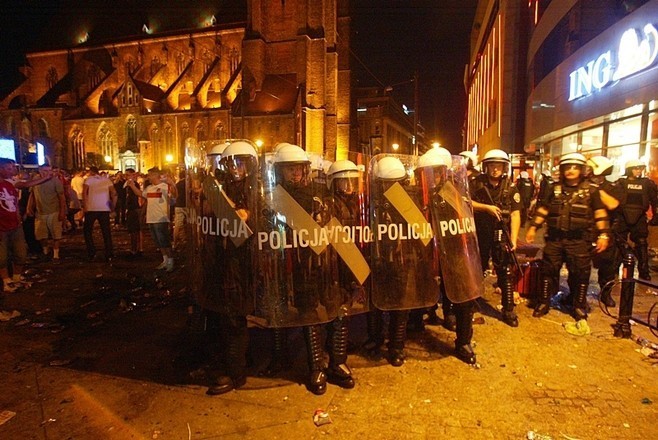 Wrocław: Awantura na Szewskiej - kibice walczyli z policją (ZDJĘCIA, FILM)