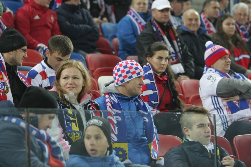 Górnik Zabrze - Zagłębie Lubin. Race i przerwany mecz [ZDJĘCIA KIBICÓW]