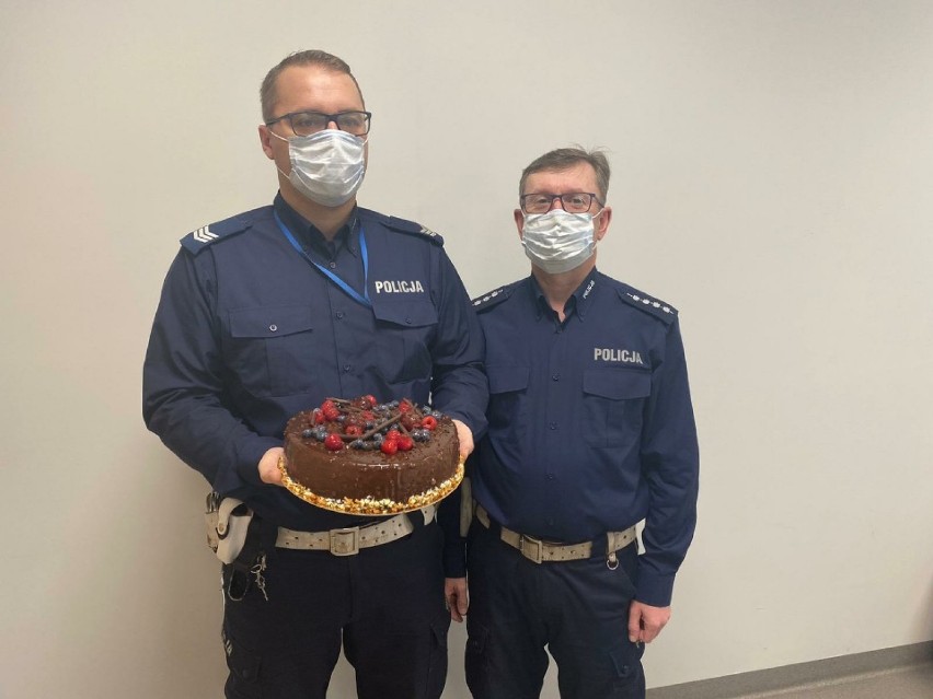Nowy Tomyśl. Policjanci otrzymali tort w podziękowaniu za uratowanie życia chłopca