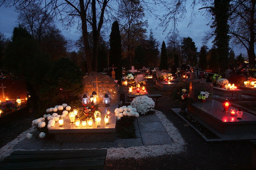Wieczór na legnickim cmentarzu [ZDJĘCIA]