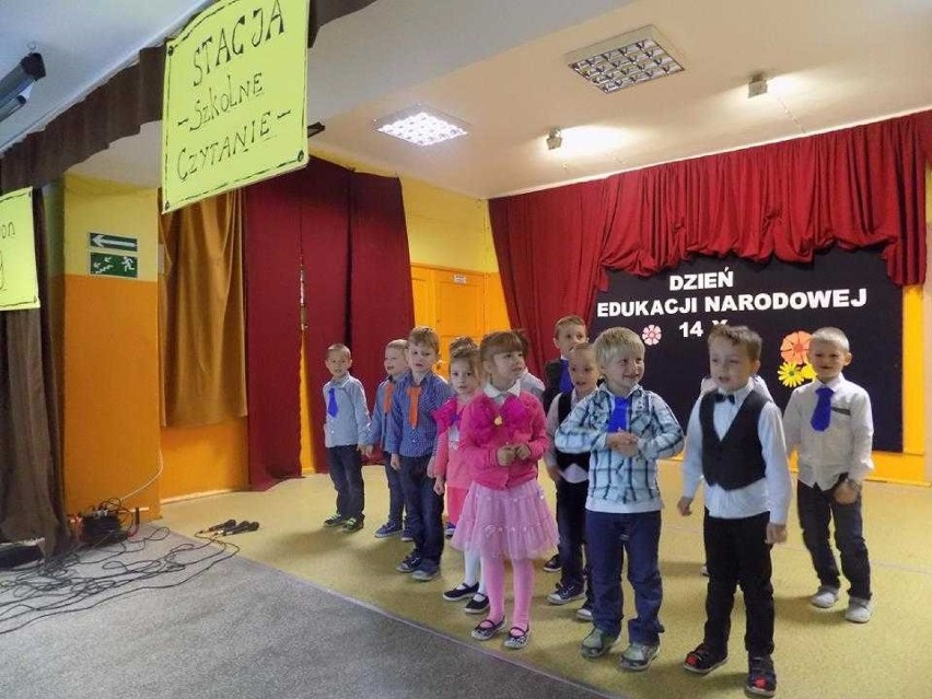 Nauczyciele czytali Tuwima. Dzień Edukacji Narodowej w malborskiej "dziewiątce"