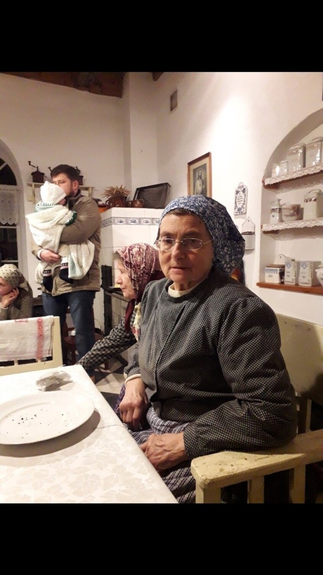 Jedną z ról odegrała Róża Zgorzelska, twórczyni muzeum regionalnego Farska Stodoła w Biedrzychowicach.