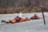 Już 13 osób utonęło pod lodem. Służby radzą, jak pomóc w takiej sytuacji