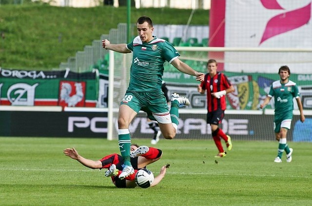 Marek Wasiluk - 8

To był jego mecz. Pojawił się na boisku na 25 minut, nie na swojej pozycji, zaliczył asystę i strzelił gola. Czego chcieć więcej?