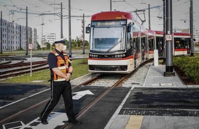 We wtorek, 30 czerwca, rozpoczęła  regularne kursowanie linia tramwajowa na al. Pawła Adamowicza. Na zdjęciach uroczysty start tramwaju linii nr 12 z węzła integracyjnego Ujeścisko