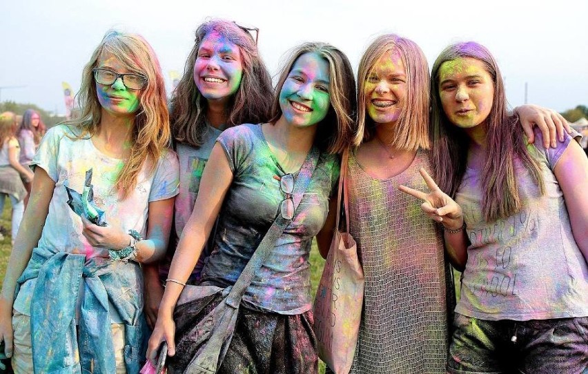 Uśmiechnięte i najładniejsze dziewczyny z Festiwalu Kolorów w Krakowie! [ZDJĘCIA]