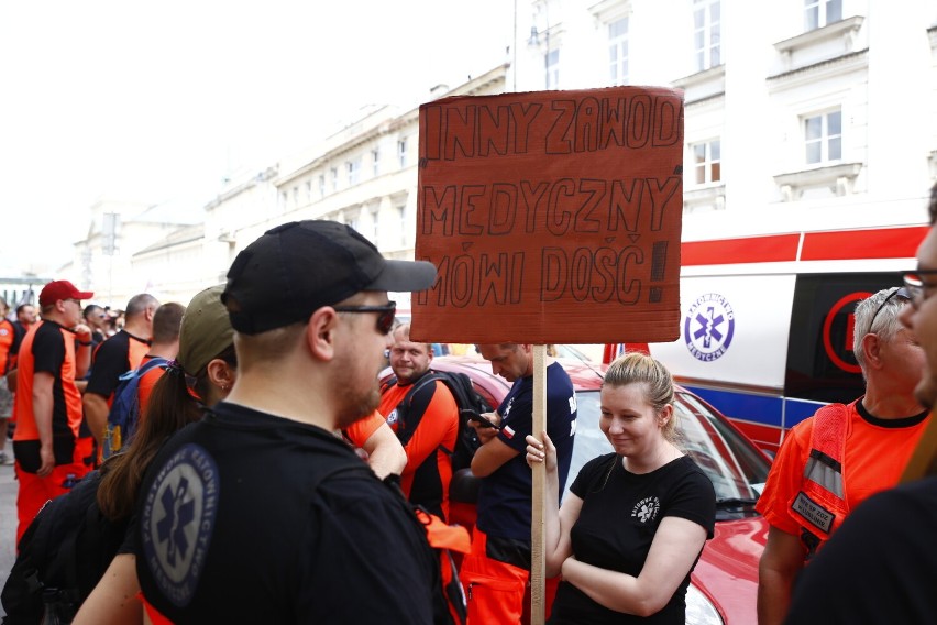 Ogólnopolski strajk ratowników medycznych w Warszawie. Medycy protestują przed Ministerstwem Zdrowia 