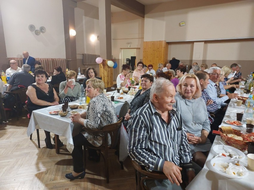 Seniorzy dwóch ostrowieckich osiedli, Złotej Jesieni i Ogrodów świętowali Dzień Seniora na balu