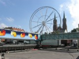 Trwa montaż lunaparku na placu Wolności w Kutnie. Wszystko idzie zgodnie z planem