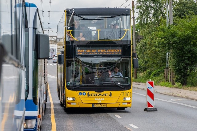 W tym roku poza koncertami, stoiskami z truskawkowymi przysmakami i wieloma innymi atrakcjami, dodatkową będzie możliwość dojazdu na Złotą Górę i powrotu do Kartuz... piętrowym autobusem!