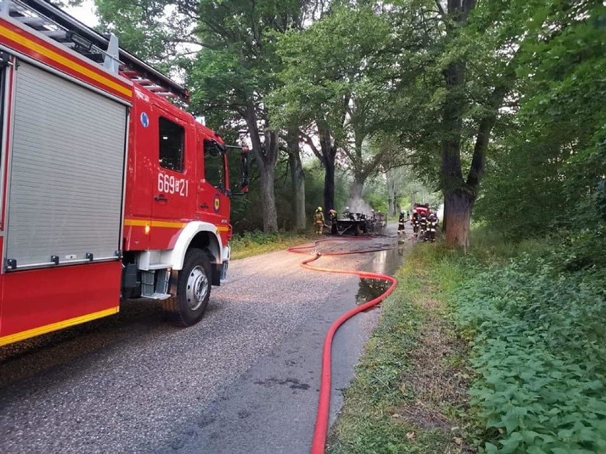 Pożar przyczep z słomą na drodze powiatowej między miejscowościami Łąkie a Kełpin