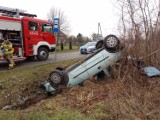 Niebezpieczny wypadek w Gruszowie Wielkim. Samochód osobowy dachował, na miejscu działają służby ratunkowe z Powiśla Dąbrowskiego
