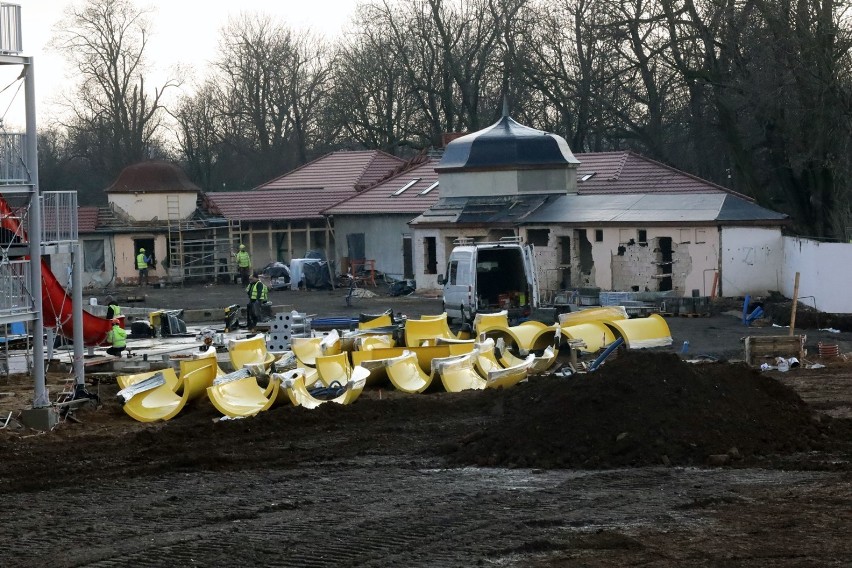 Powstają letnie baseny w Legnicy, zamontowano czerwony ślizg zjeżdżalni