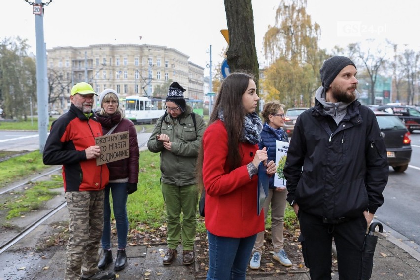 Walczą przeciwko wycince drzew na placu Szarych Szeregów w Szczecinie [ZDJĘCIA]