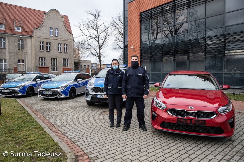 Sześć nowych radiowozów dla stargardzkiej policji. Dwa pierwsze hybrydowe 