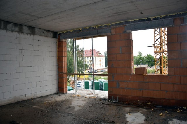 Nowe przepisy uchwalone w ramach Polskiego Ładu umożliwiają budowę domu do 70 m2 po obrysie bez m.in. kierownika i dziennika budowy.