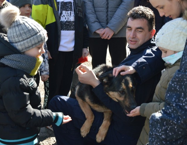 Uchodźcy, którzy przebywają w Kluczborku, gościli w komendzie policji.