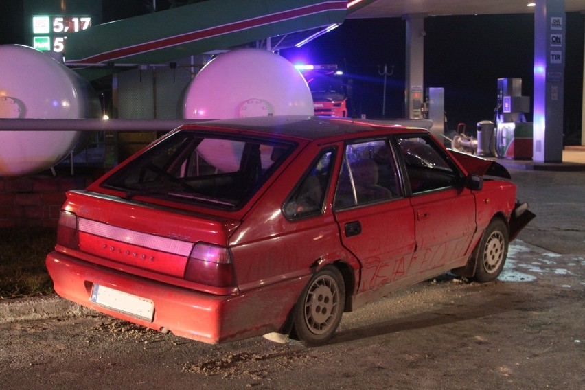 W Leokadiowie samochód rozbił się na stacji paliw