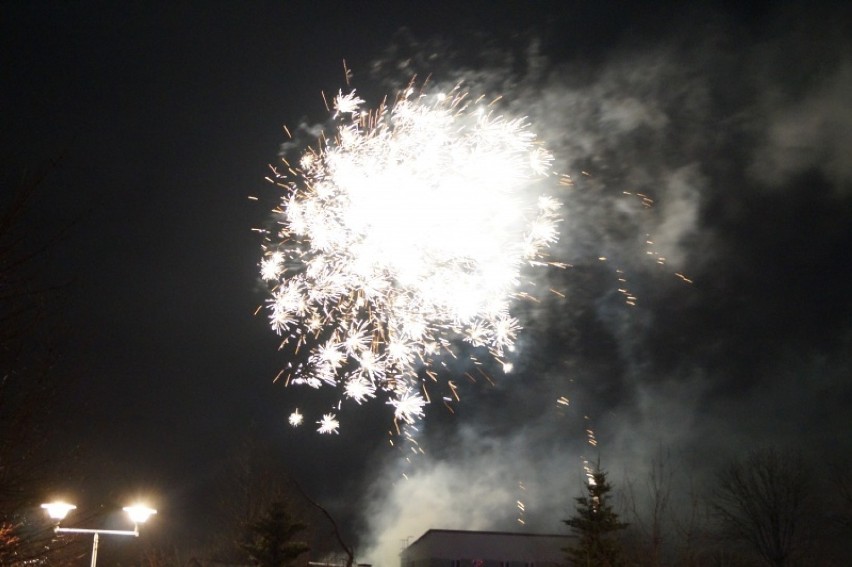 Mieszkańcy Ogrodzieńca powitali Nowy Rok [ZDJĘCIA]