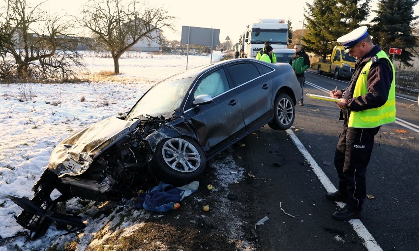 Wypadek busa i osobowego audi w Jaksonku