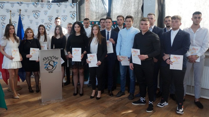 ZSP w Sycowie pożegnał tegorocznych absolwentów. Zobacz zdjęcia z wydarzenia!