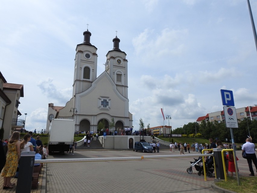 Boże Ciało 2022 w parafii Krzyża Świętego w Łomży. Tłumy przeszły ulicami miasta [zdjęcia]