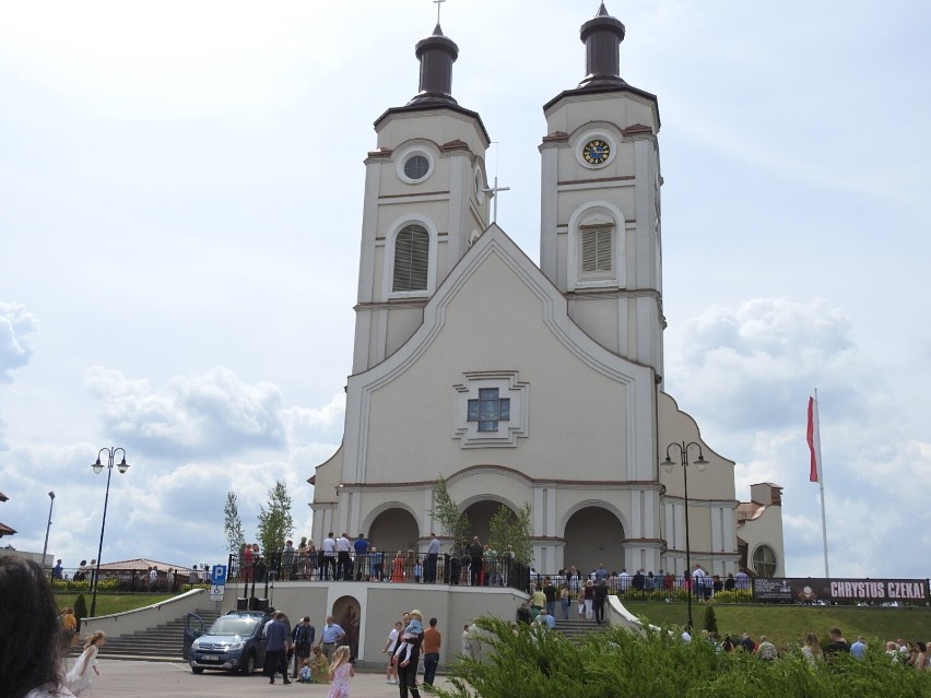 Boże Ciało 2022 w parafii Krzyża Świętego w Łomży. Tłumy przeszły ulicami miasta [zdjęcia]