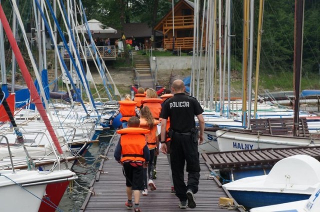 Policja Żywiec. Manewry ratownicze na Jeziorze Żywieckim