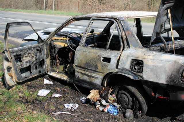 Auto spłonęło, kiedy strażnicy wracali nim z wizyty u ...