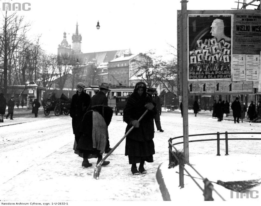 Listopad 1930, ulica Starowiślna. Kobiety odśnieżające...