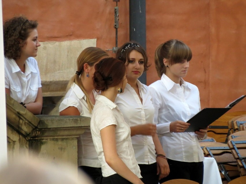 Najładniejsze kelnerki z wrocławskiego Rynku (ZDJĘCIA)