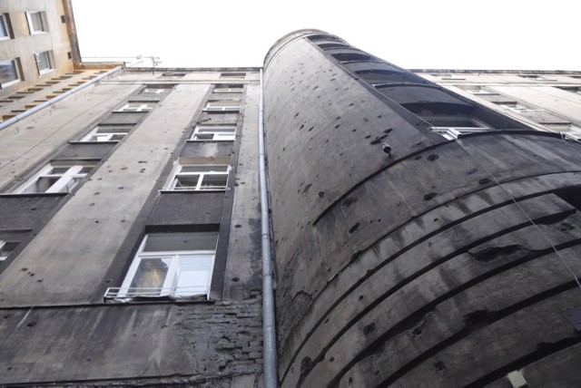 Niezależnie od tego, ile namacalnych pamiątek pozostało po Powstaniu Warszawskim, o każdą z nich powinno się dbać jednakowo należycie. Jednak życie codzienne w stolicy pokazuje, że jest inaczej. Podczas remontu kamienicy u zbiegu ulic Żelaznej i Chmielnej zatynkowano historyczne ślady po kulach z powstania oraz saperski napis pochodzący z 1945 roku. Szczegóły w artykule poniżej.