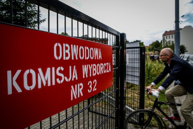 Czy planowane na październik 2023 r. wybory samorządowe zostaną przełożone na wiosnę 2024 r.?  Oficjalnie takiego projektu jeszcze nie ma, natomiast coraz głośniej o tym rozwiązaniu mówi się w kuluarach sejmowych i partyjnych gabinetach w terenie.
CZYTAJ DALEJ NA KOLEJNYM SLAJDZIE>>>