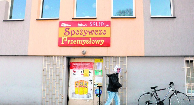 U góry urząd gminy, w piwnicach sklep i reklama piwa. Na takie sąsiedztwo mieszkańcy Polanki Wielkiej nie dają zgody