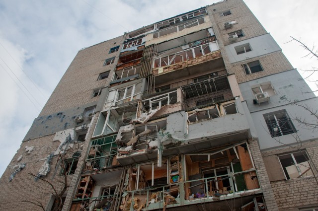 Zniszczone bloki w Kijowie. Wiele miast Ukrainy jest zrujnowanych