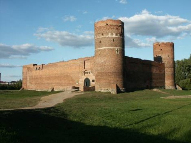 Zamek Książąt Mazowieckich w Ciechanowie
Zamek powstał ok. 1355 r. Po rewitalizacji nabrał jeszcze większego wdzięku. Wrażenie robią baszty, freski odkryte podczas rewitalizacji oraz zabytkowe bramy. W zamku prowadzone są również zajęcia dydaktyczne   

Zamek Książąt Mazowieckich w Ciechanowie
ul. Zamkowa 1
www.zamekwciechanowie.pl