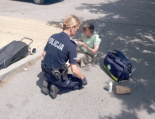 Policjanci pomogli rannej kobiecie, która upadła na ulicy w Grójcu.