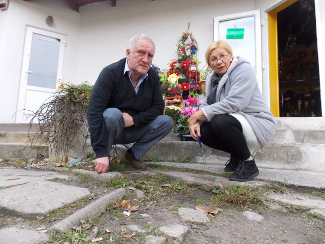 -&nbsp;Nie chcieliśmy bezczynnie czekać, aż ktoś złamie tu nogę. Widać nie mamy wyjścia - mówili nam w piątek: Józef Sinior i Elżbieta Ziomkowska.