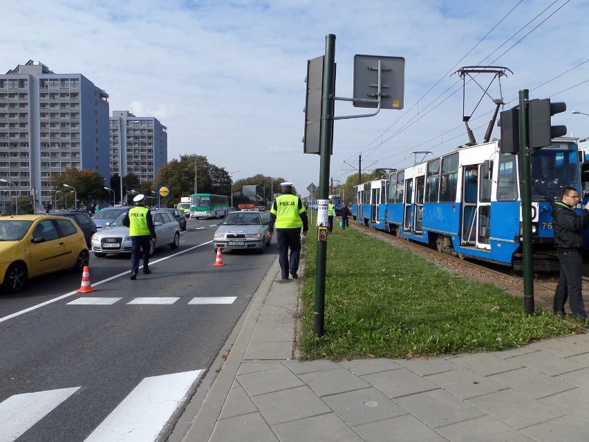 Kraków: wypadek na al. Jana Pawła II. Tramwaj zderzył się z autem [ZDJĘCIA]