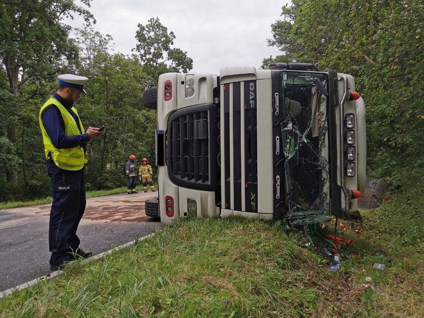 Wypadek. Ciężarówka przewróciła się na łuku drogi pod...