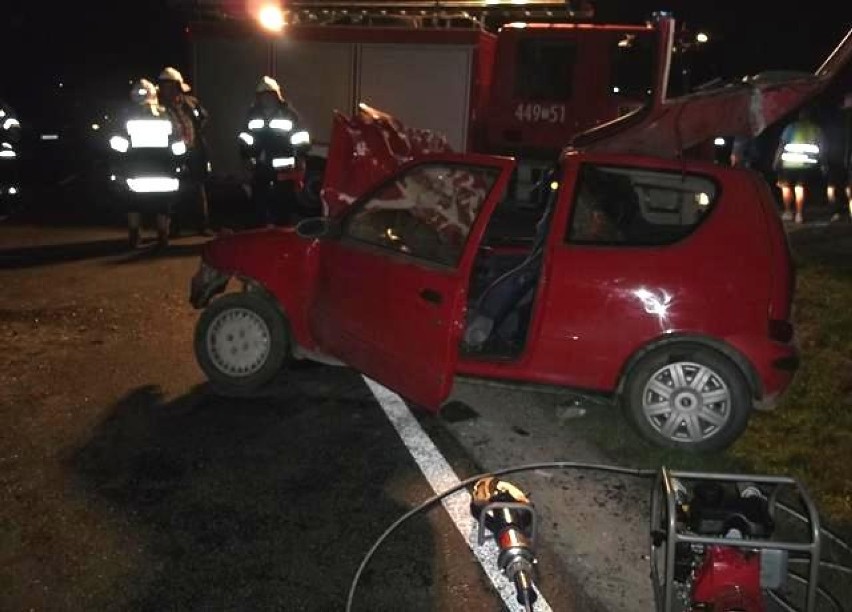 Wypadek w Sobótce. Samochód najechał na przyczepę ciągnika