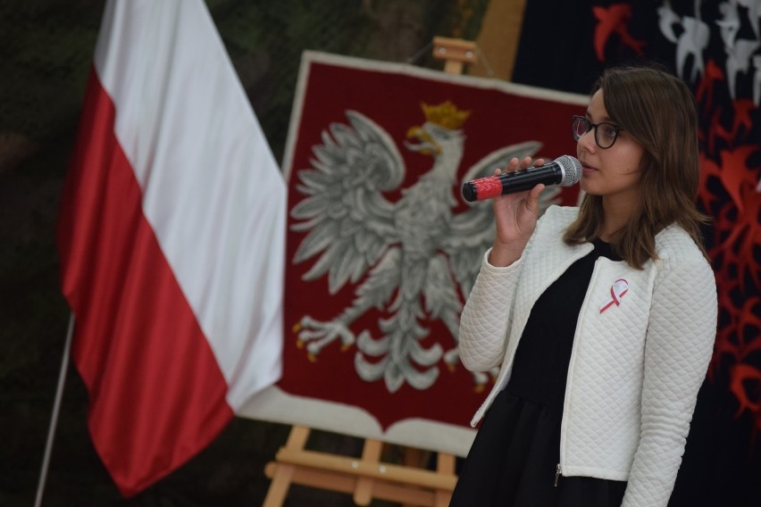 Dąb na 100-lecie niepodległości posadzony w Szkole Podstawowej nr 1 w Sieradzu. Obchody uświetniły też występy artystyczne (zdjęcia)