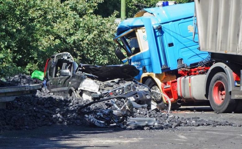 Wypadek na Dk86 na granicy Katowic z Tychami. Ciężarówka z węglem zmiażdżyła samochód [ZDJĘCIA]